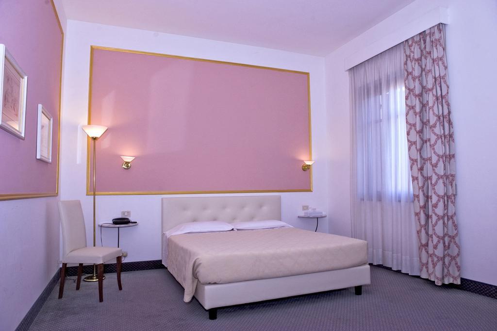 Hotel Ponte Di Rialto Crema Pokoj fotografie